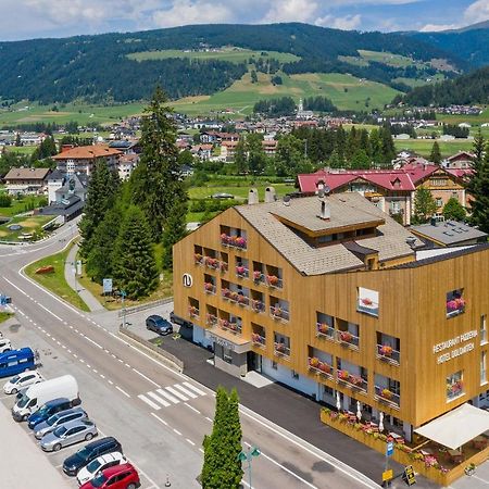 Hotel Dolomiten Dobbiaco Kültér fotó
