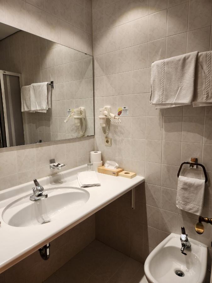 Hotel Dolomiten Dobbiaco Kültér fotó