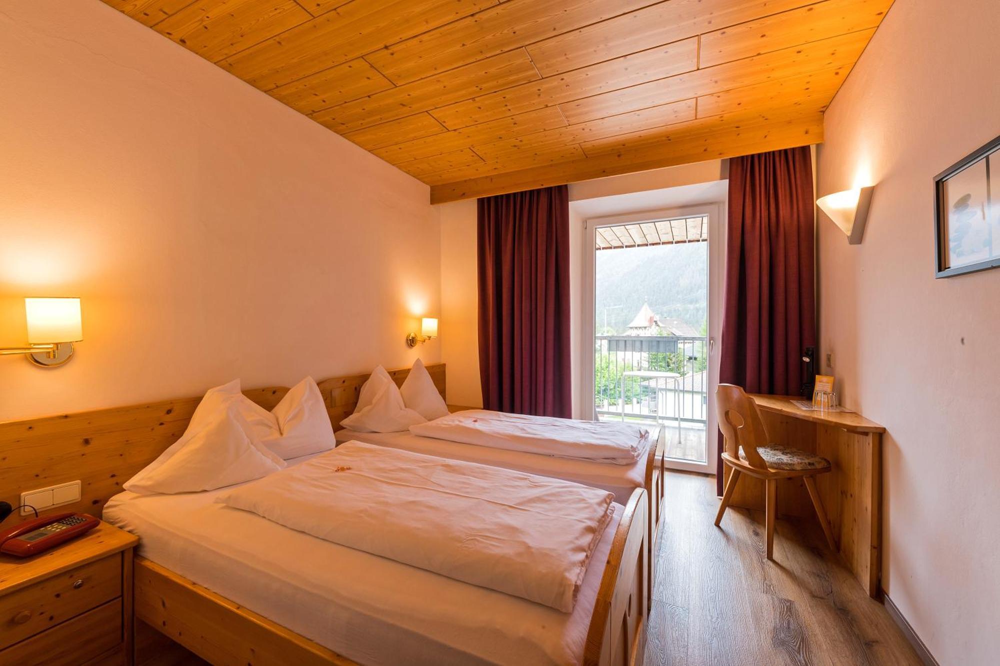 Hotel Dolomiten Dobbiaco Kültér fotó
