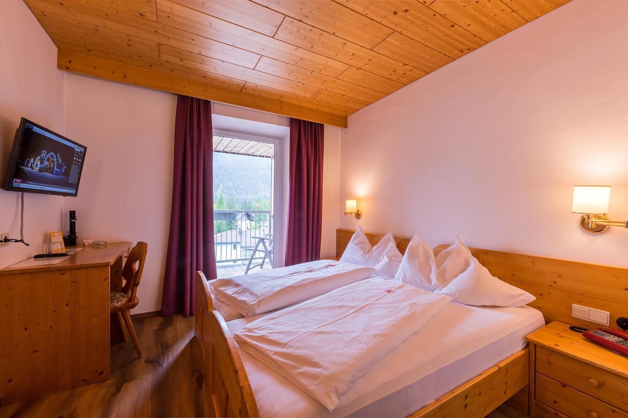 Hotel Dolomiten Dobbiaco Kültér fotó