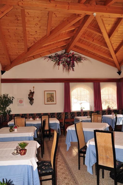 Hotel Dolomiten Dobbiaco Kültér fotó
