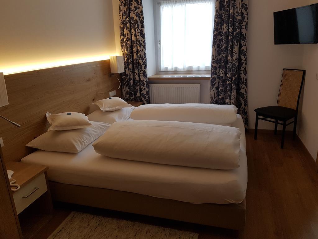 Hotel Dolomiten Dobbiaco Kültér fotó